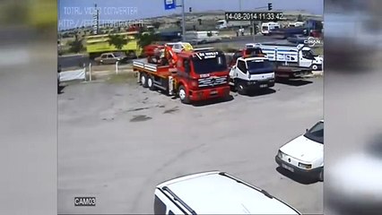 İşte otomobilin TIR'a çarptığı kaza anı