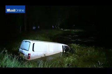 فيديو للحظة القاء القبض على لص مختبئ في بركة ماء