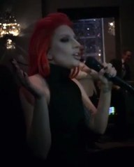 LADY GAGA CHANTE  LA VIE EN ROSE