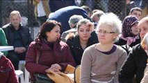Familiares de los fallecidos en el atentado de Ankara acuden a la morgue donde reposan sus allegados