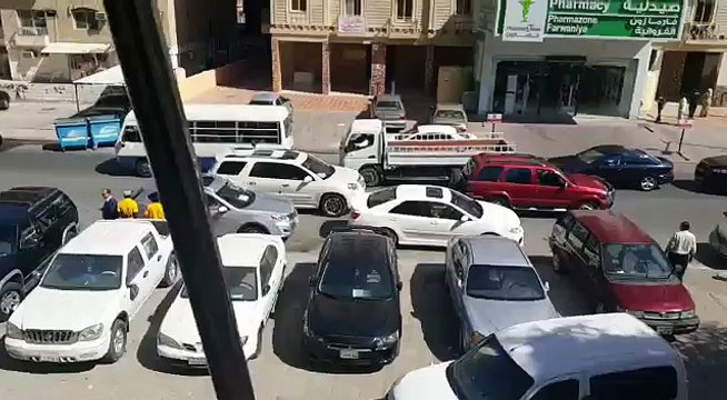 Hombre ebrio deja KO de una patada a un policía.