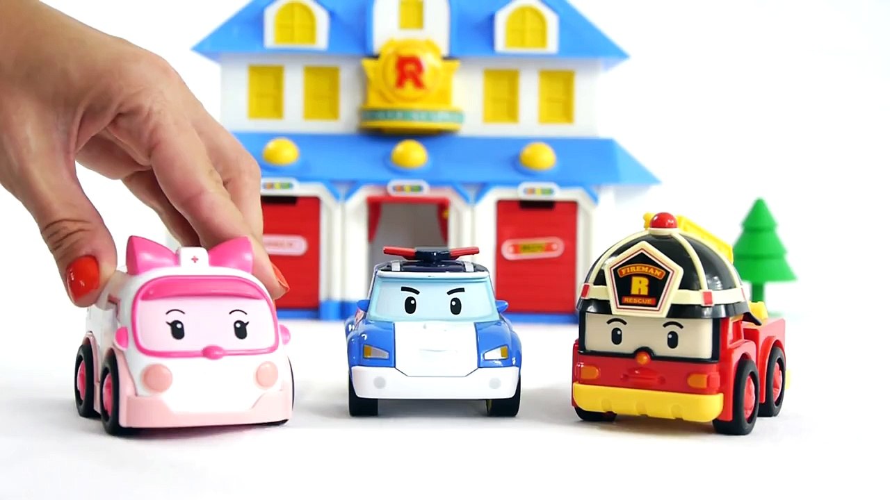 Robocar Poli Arabalar Kurtarma merkezinde Ambulans Amber ve İtfaiyeci Roy ile beraber