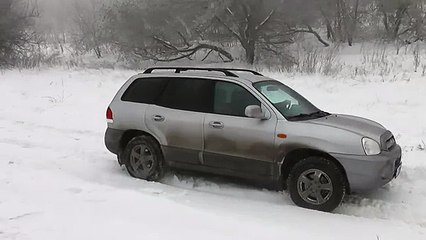 santa fe забирается на пригорок Off Road