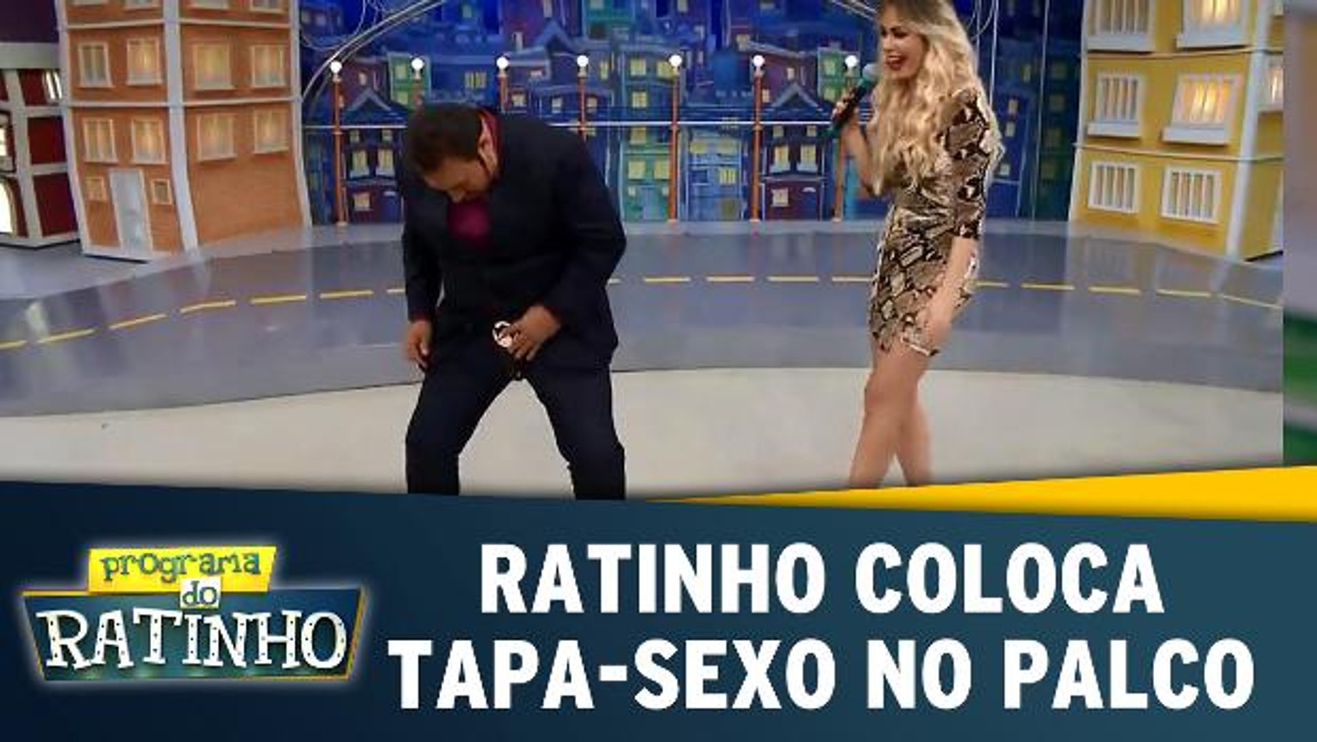 Ratinho usa tapa-sexo no palco