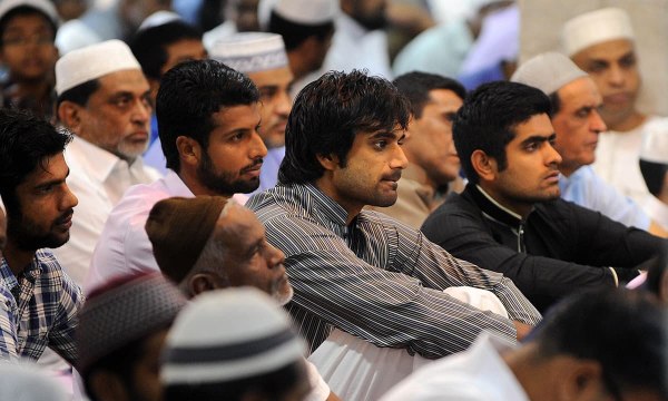 Pakistani Cricketer Sarfaraz Ahmed reciting naat e shareef in a beautiful voice