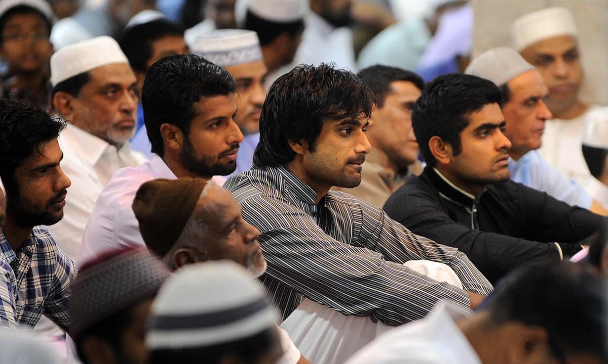 Pakistani Cricketer Sarfaraz Ahmed reciting naat e shareef in a beautiful voice