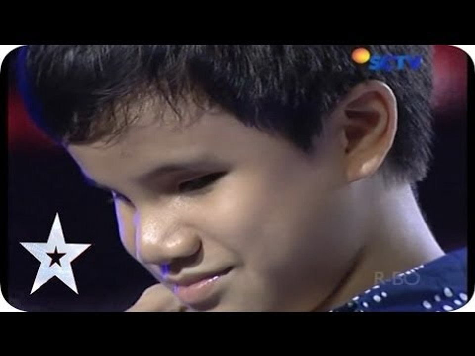 Remarkable Talented Kid by His Piano Skill-Mich...