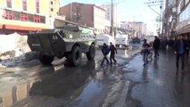 Yüksekova'da Zırhlı Araçlara Taş Atan Gruba Müdahale