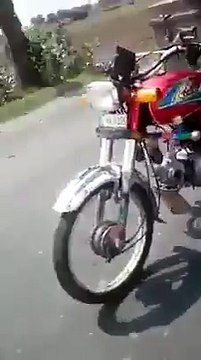 میں آ ج تک ایسی ڈرائیور نہی دیکھا .ایسا کام صرف پاکستان میں ہی ہوتا ہے