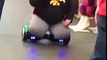 Enfant gros sur un hoverboard