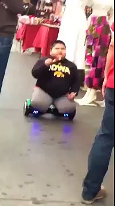 Enfant gros sur un hoverboard