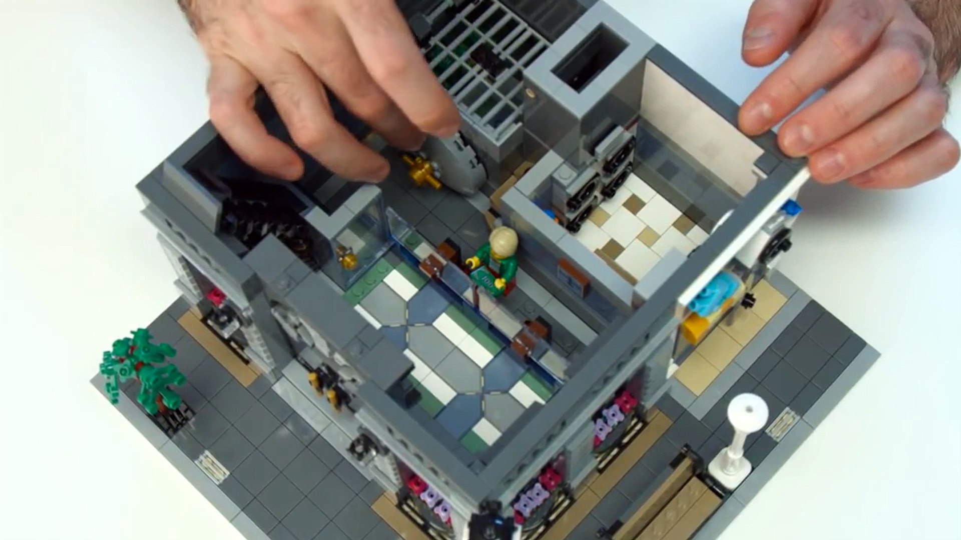 LEGO Creator Expert Brick Bank 10251 Designer Video