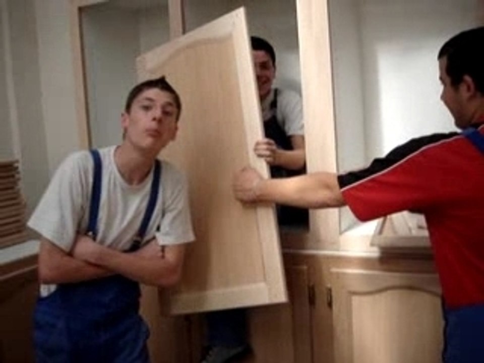 Julien derriere la porte
