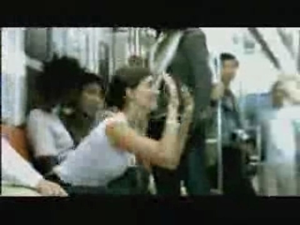 Couple dans le metro