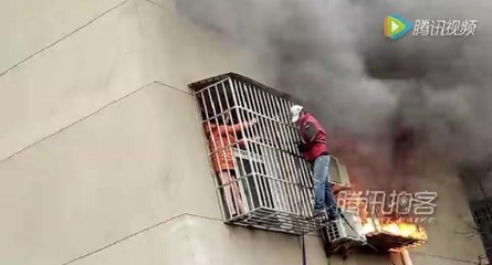 Il sauve une femme d'un immeuble en feu