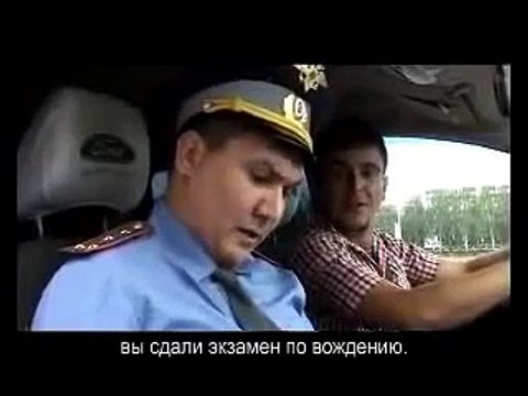 Смешная девушка сдает экзамен по вождению