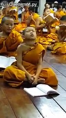 Засыпающий маленький монах
