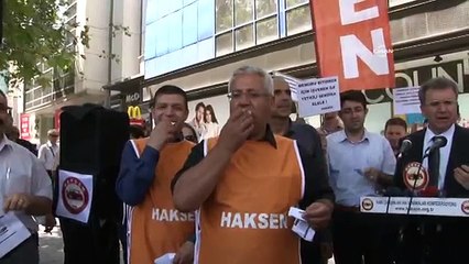 Eylem yapan memurlar maaş bordrolarını yedi, üzerine su içti