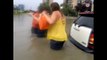 Yağmur sonrası araçlarında mahsur kalan genç kızlar böyle kurtarıldı