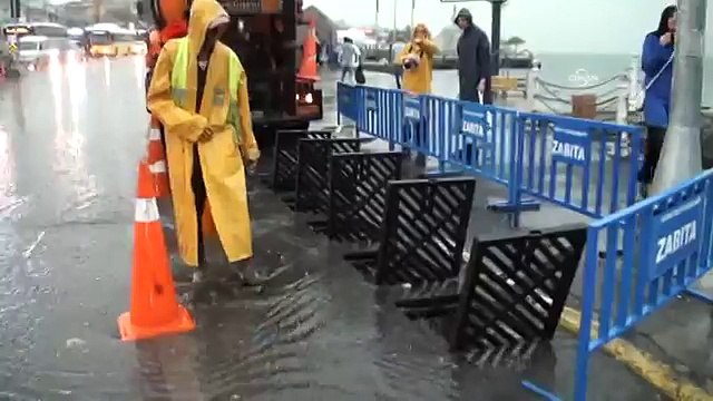 Üsküdar'da deniz ile kara yine birleşti!