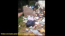 Moradora denuncia lixo próximo à quadra no centro de Raposos