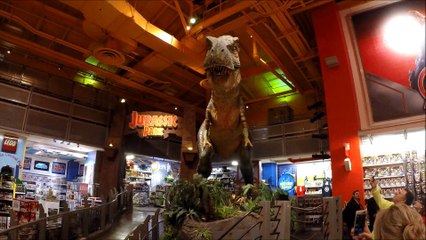 dinosaure dans un magasin | Jurassic world dinosaur in Toys R Us