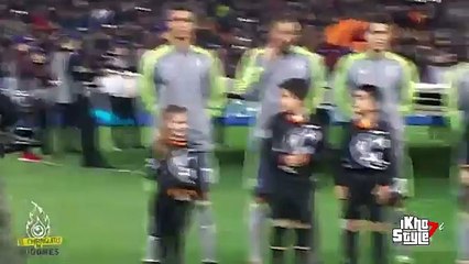 Cristiano Ronaldo le da un beso a una pequeña niña durante el himno de la Champions - 2016