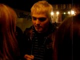 Gerard Way signe des autographes