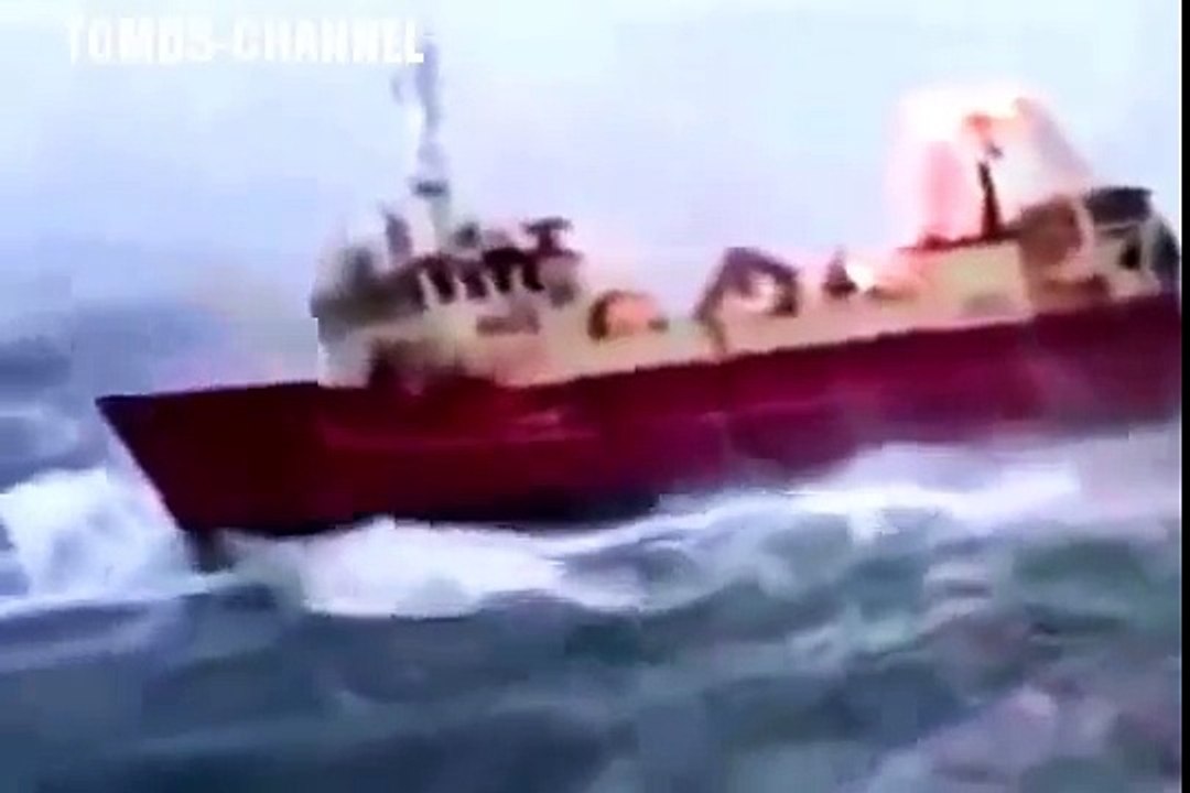 TOP 10 SHIPS IN STORM INCREDIBLE VIDEO /Monster Waves of The Sea