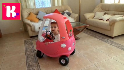 У Мисс Кэти большая розовая машинка каталка собираем и устраиваем гонки с трактором Мистер Макс  Little Tikie car toy