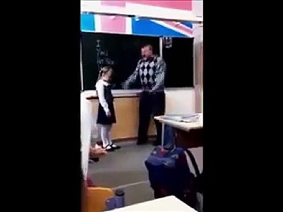 Minik Kız Öğrenci Kendisini Azarlayan Öğretmene Tekme Attı!