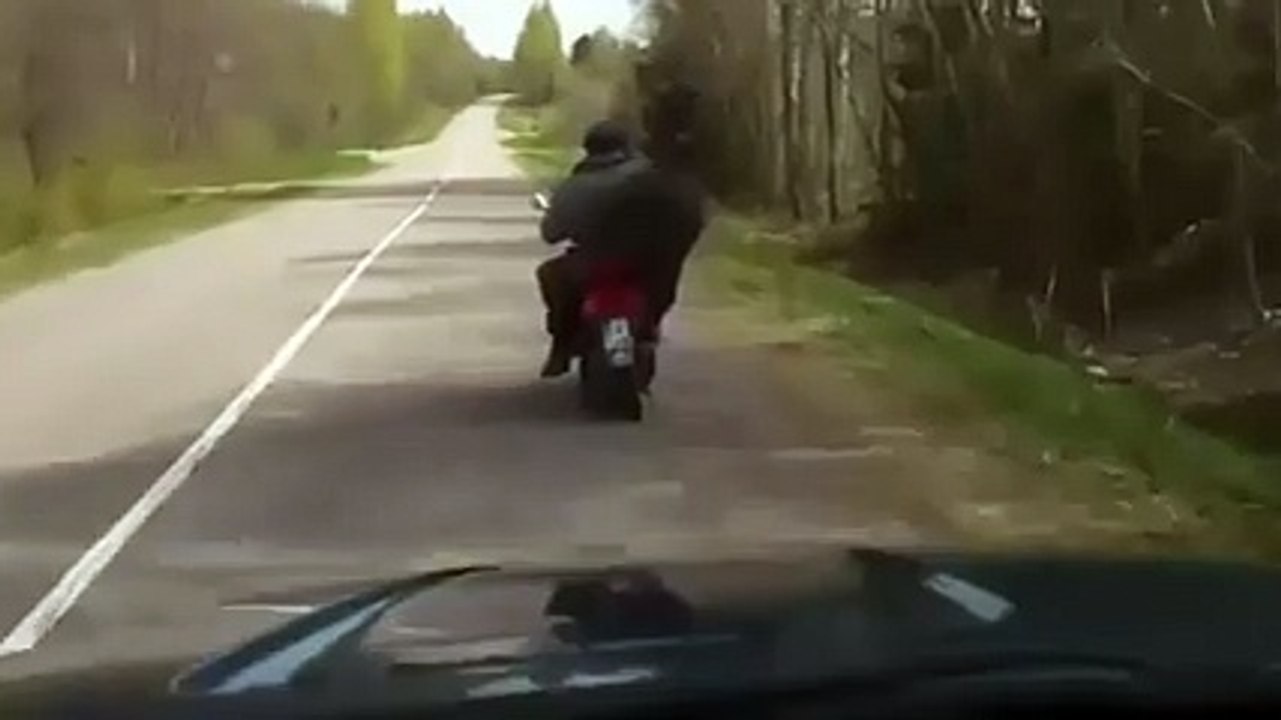 Motordaki İki Sarhoşun Arkasından Korna Çalınca.. Yok Böyle