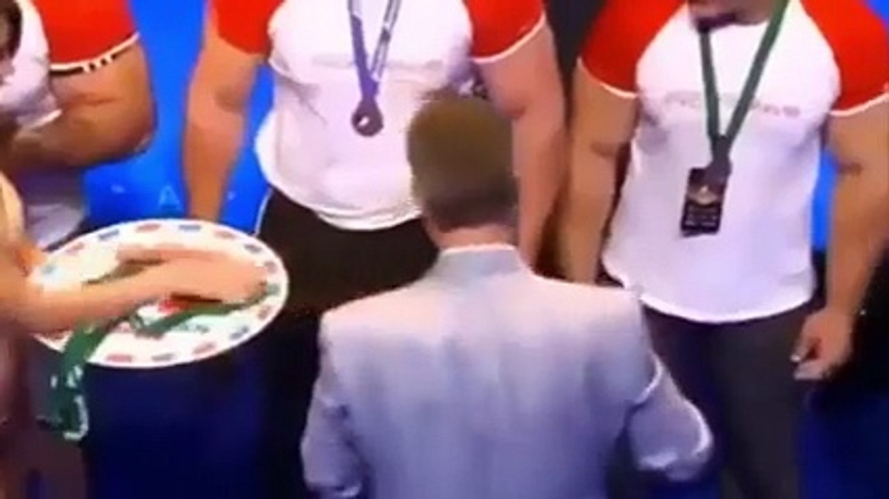 Müslüman Bilek Güreşçisi Bikinili Kızı Fark Edince.. Yok Böy