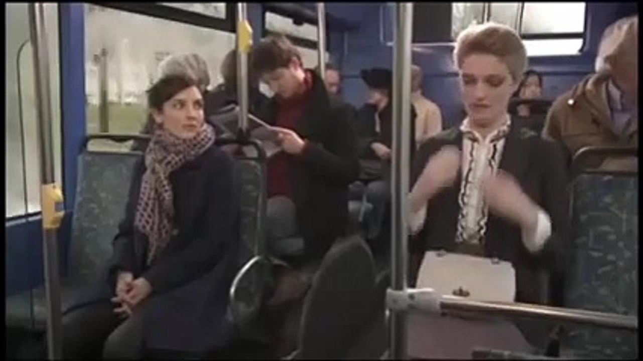 Otobüste Sürekli Saçını Düzelten Kadına Daha Fazla Dayanamad