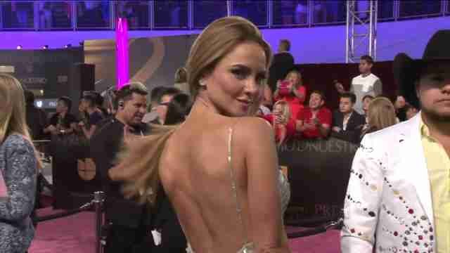Transparencias y lentejuelas en la alfombra de los Premios Lo Nuestro en Miami