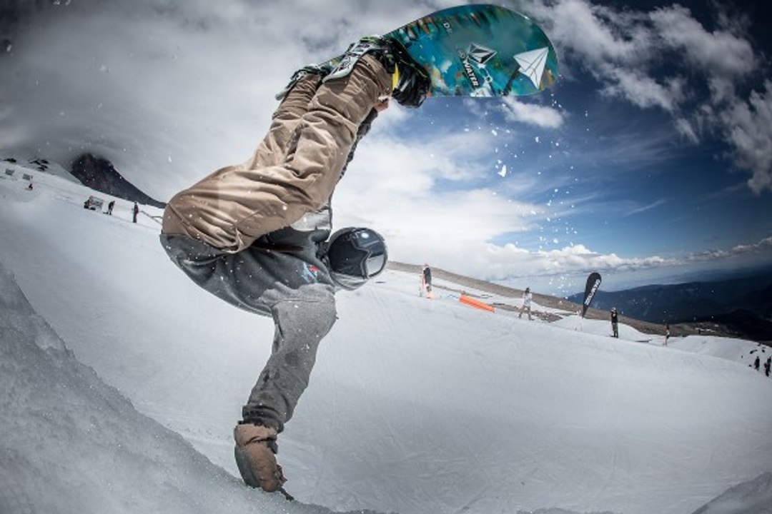 Robotic Snowboarder -  Amazing Snowboarding Skills