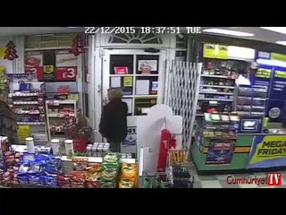 Kendisine silah çeken soyguncunun üzerine atladı