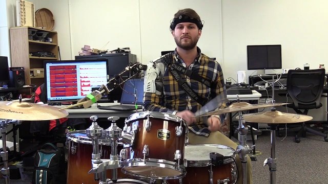 Un batteur à 3 bras....