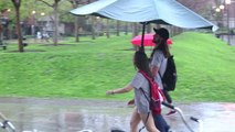 Protéger des passants de la pluie avec un parapluie géant! Magique...