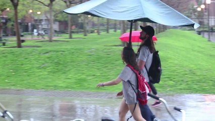 Protéger des passants de la pluie avec un parapluie géant! Magique...