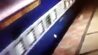 ایک لڑکا ریل گاڑی کے نیچے آگیا