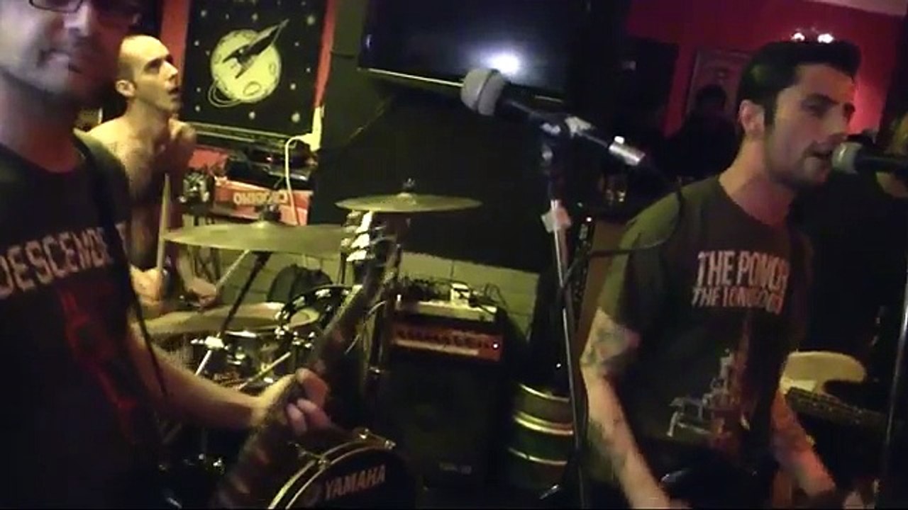 The Shieldsss - Don't Wanna Ruin It (live at Rocket Bar, Jan  2013)
