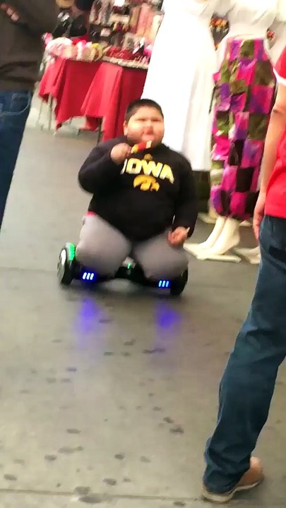 Enfant gros sur un hoverboard