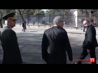 Davutoğlu, saldırının düzenlendiği yere karanfil bıraktı