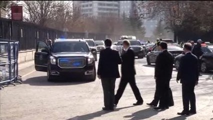 Başbakan Davutoğlu, Terör Saldırısının Meydana Geldiği Alana Çiçek Bıraktı