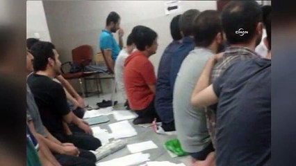 Polisler nezarethanede bayram namazı kıldı