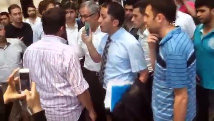 Gözaltındaki polislerin bulunduğu adliyede arbede