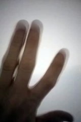 Super-héros : de petits éclairs sortent de ses doigts