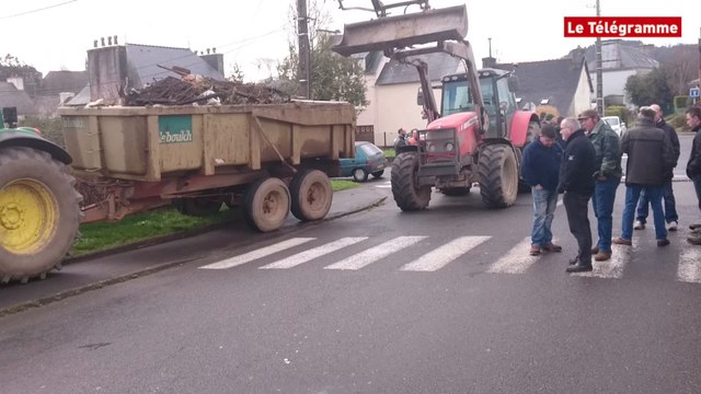 Châteaulin. Les agriculteurs bloquent l'accès au Centre Leclerc
