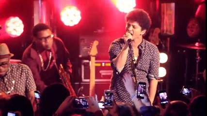 Locked out of Heaven - Bruno Mars - Live Performance in Paris